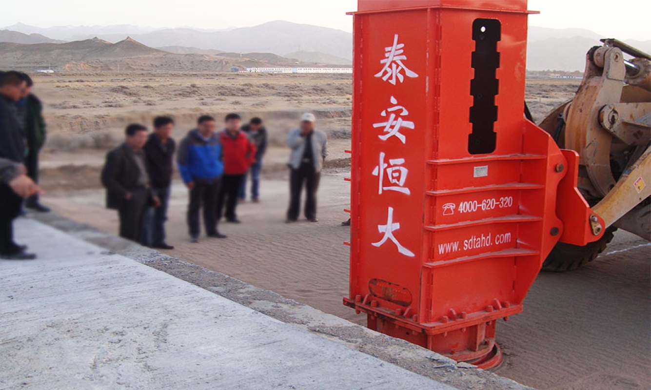 50鏟車液壓夯實(shí)機(jī)在京藏高速茶格段的應(yīng)用